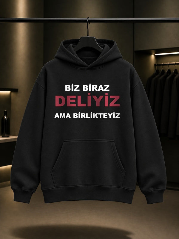 Biz Biraz Deliyiz Ama Birlikteyiz Baskılı Unisex %100 Pamuk Kapüşonlu Sweatshirt — Siyah