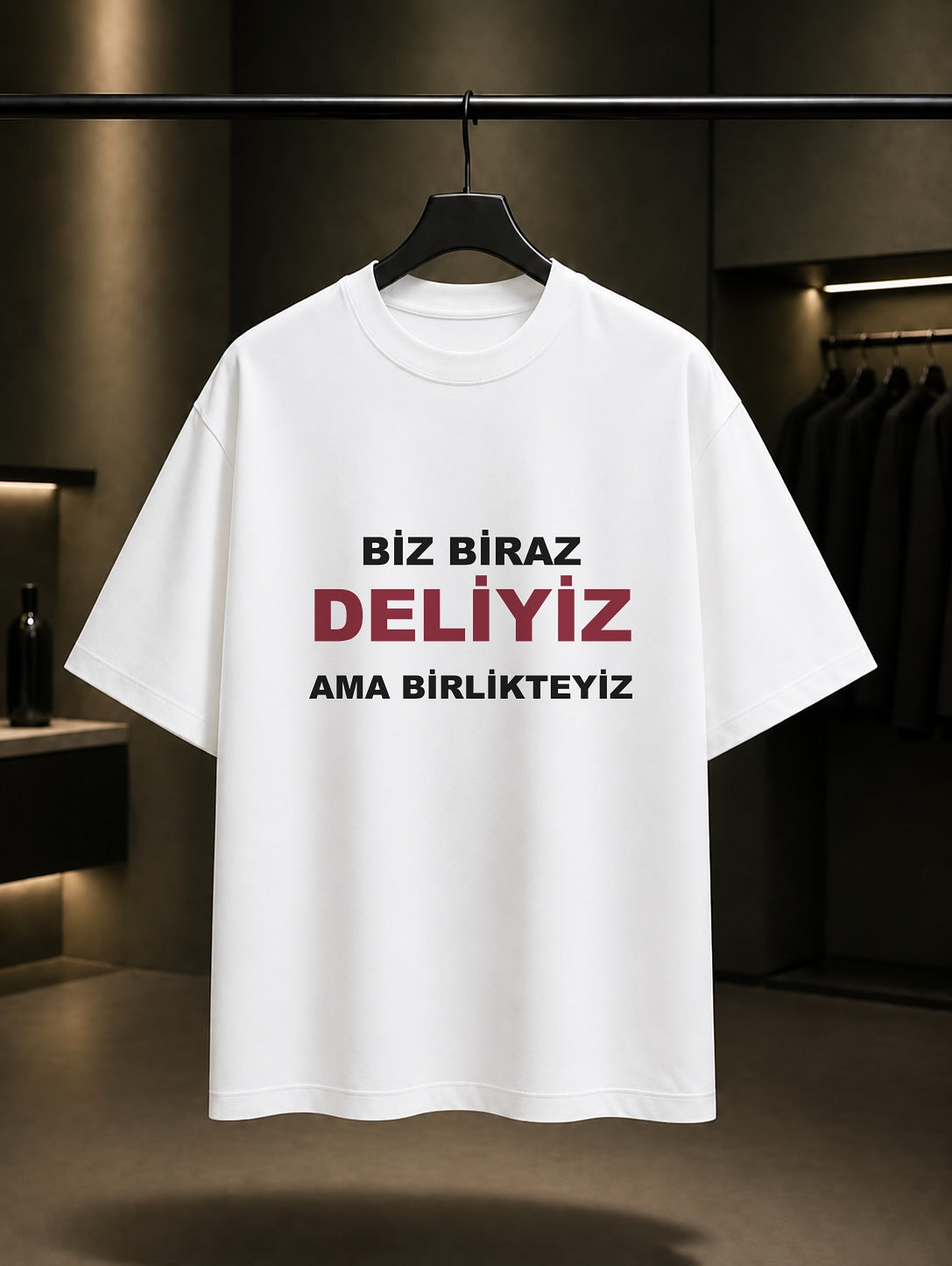 Biz Biraz Deliyiz Ama Birlikteyiz Baskılı Unisex %100 Pamuk T-shirt — Beyaz