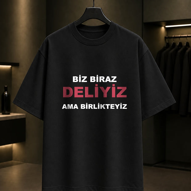 Biz Biraz Deliyiz Ama Birlikteyiz Baskılı Unisex %100 Pamuk Tişört