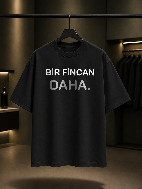 Bir Fincan Daha Yazılı Baskılı Unisex %100 Pamuk T-shirt — Siyah