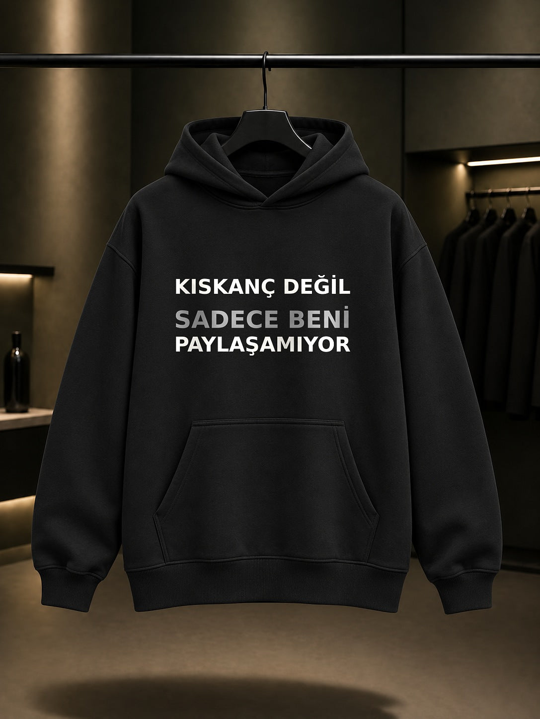 Kıskanç Değil Sadece Beni Paylaşamıyor Baskılı Unisex %100 Pamuk Kapüşonlu Sweatshirt — Siyah