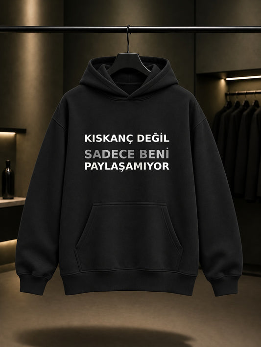 Kıskanç Değil Sadece Beni Paylaşamıyor Baskılı Unisex %100 Pamuk Kapüşonlu Sweatshirt — Siyah
