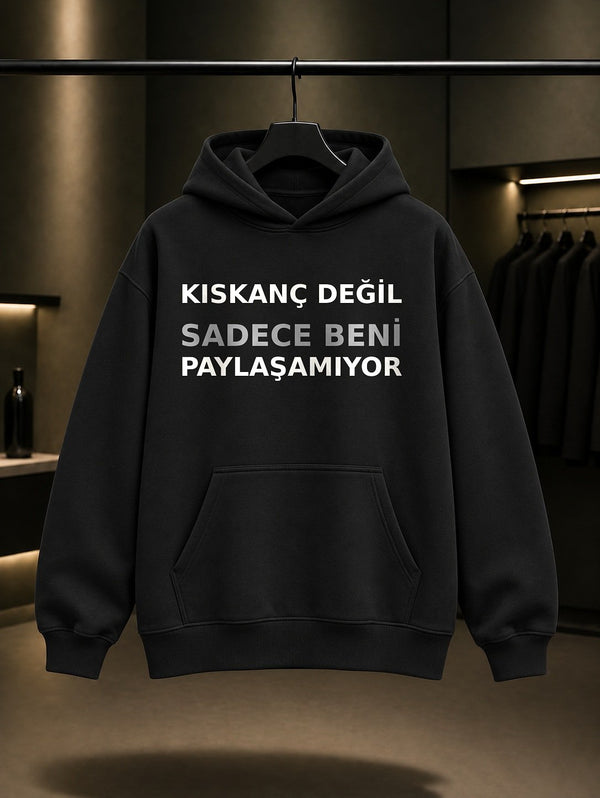 Kıskanç Değil Sadece Beni Paylaşamıyor Baskılı Unisex %100 Pamuk Kapüşonlu Sweatshirt — Siyah