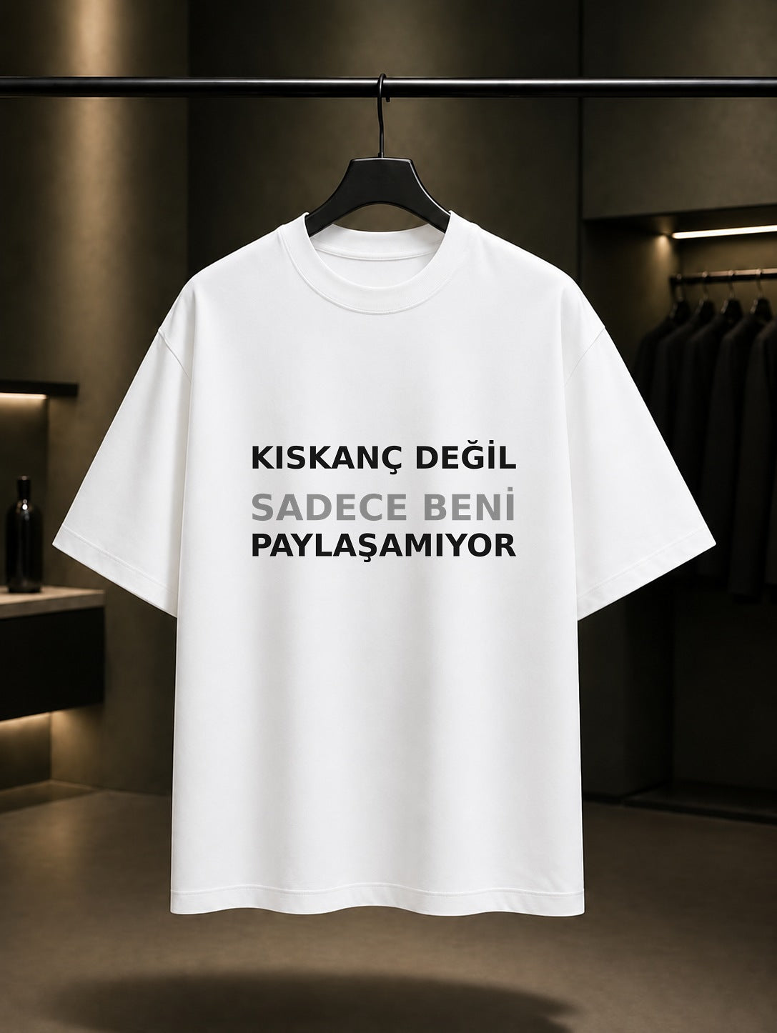 Kıskanç Değil Sadece Beni Paylaşamıyor Baskılı Unisex %100 Pamuk T-shirt — Beyaz
