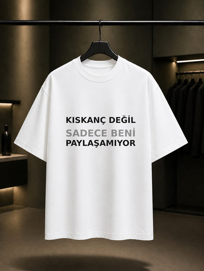 Kıskanç Değil Sadece Beni Paylaşamıyor Baskılı Unisex %100 Pamuk T-shirt — Beyaz