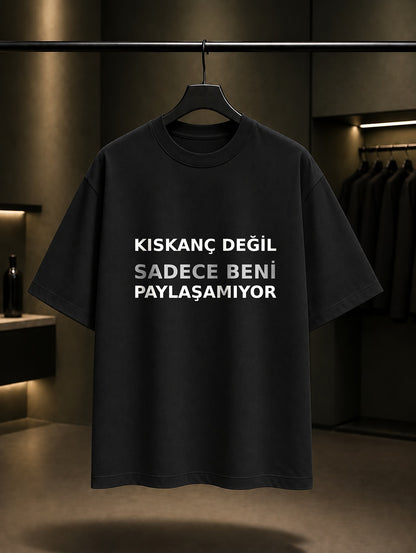 Kıskanç Değil Sadece Beni Paylaşamıyor Baskılı Unisex %100 Pamuk T-shirt — Siyah