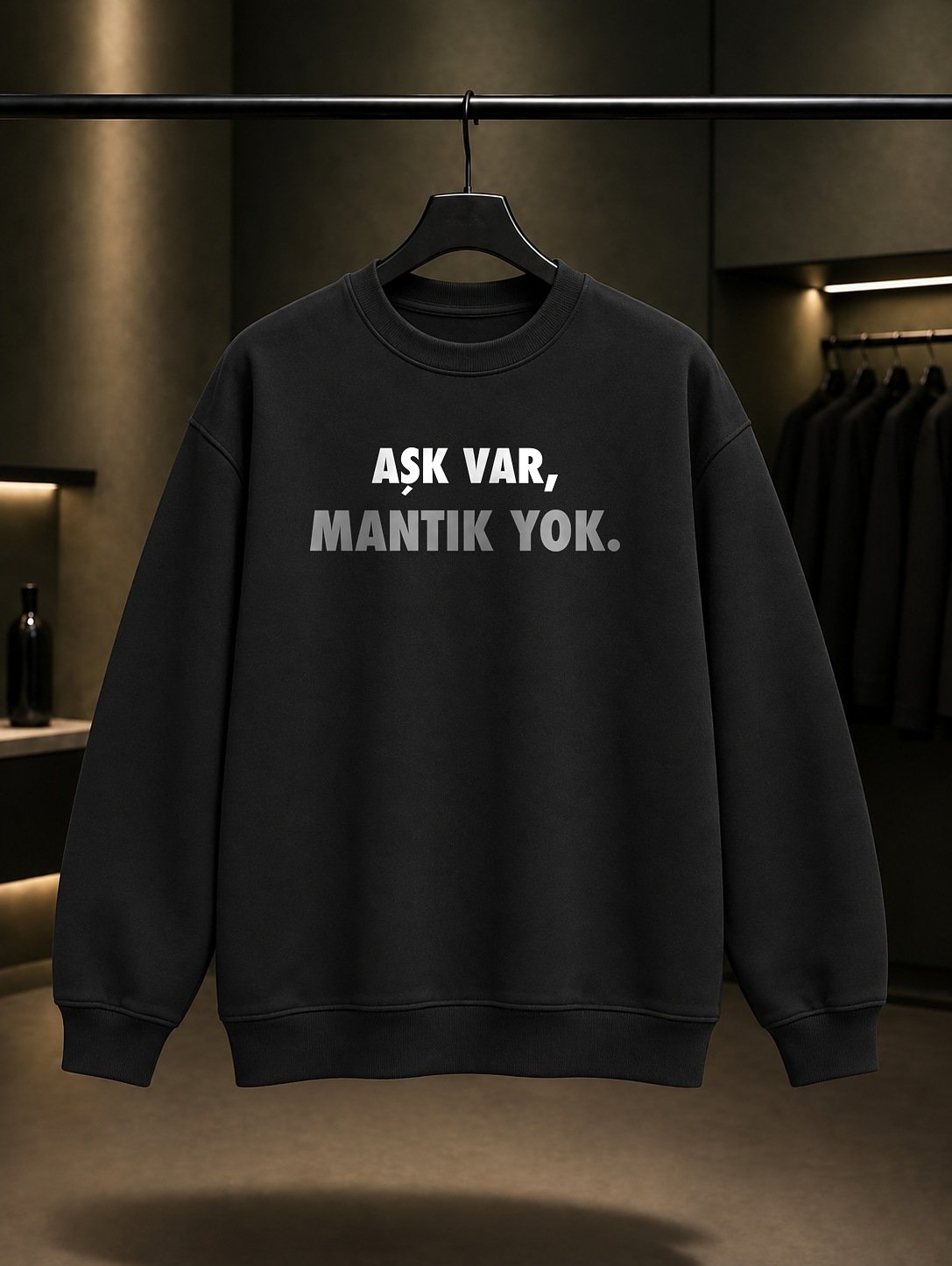 Aşk Var Mantık Yok Baskılı Unisex %100 Pamuk Sweatshirt — Siyah