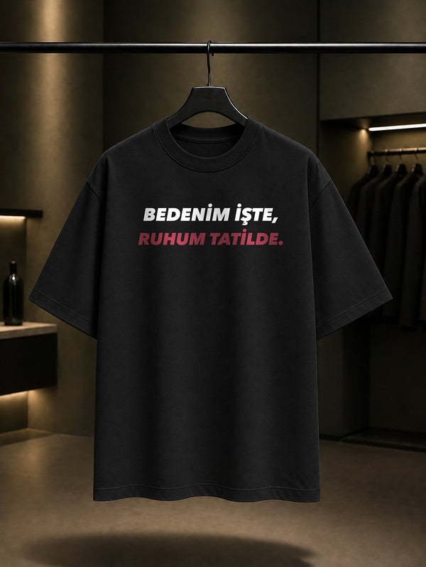 Bedenim İşte, Ruhum Tatilde Yazılı Baskılı Unisex %100 Pamuk T-shirt — Siyah