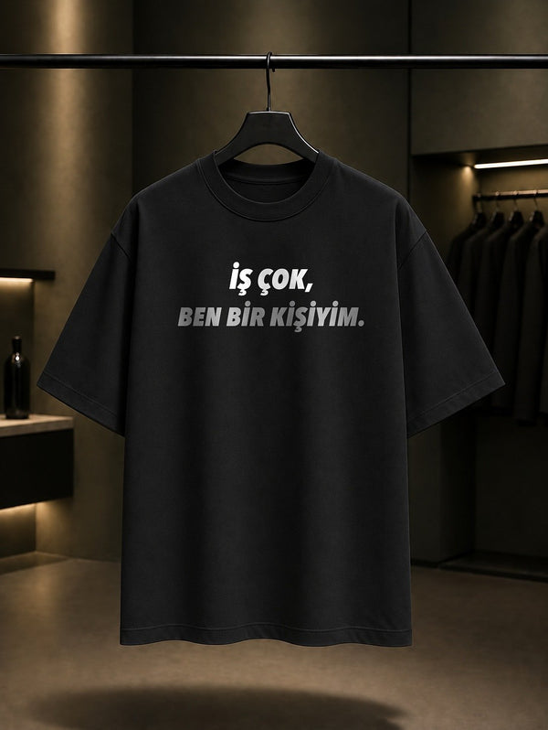 İş Çok, Ben Bir Kişiyim Yazılı Baskılı Unisex %100 Pamuk T-shirt — Siyah
