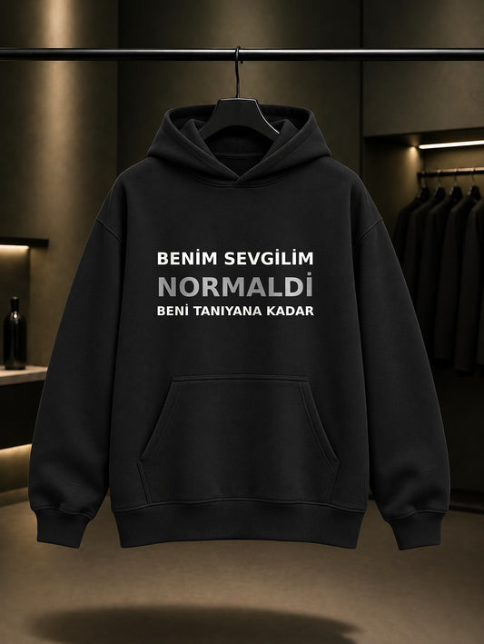Benim Sevgilim Normaldi Beni Tanıyana Kadar Baskılı Unisex %100 Pamuk Kapüşonlu Sweatshirt — Siyah