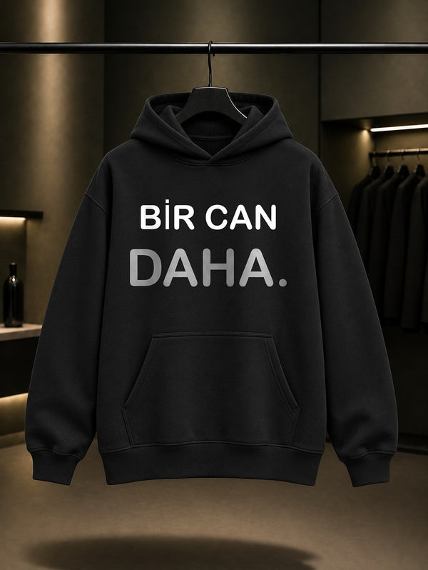 Bir Can Daha Yazılı Baskılı Unisex %100 Pamuk Kapüşonlu Sweatshirt — Siyah