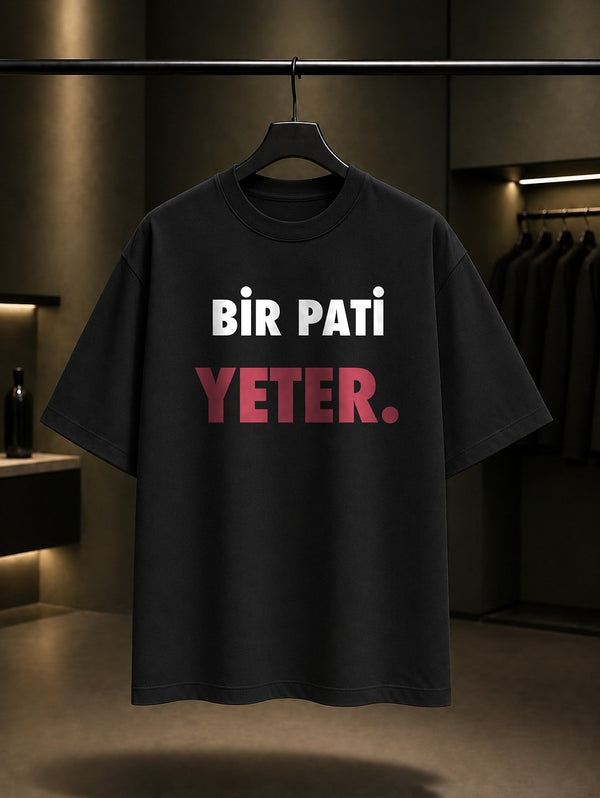 Bir Pati Yeter Yazılı Baskılı Unisex %100 Pamuk T-shirt — Siyah