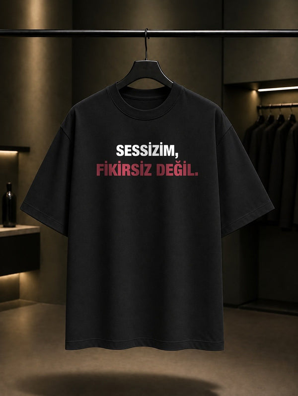 Sessizim, Fikirsiz Değil Yazılı Baskılı Unisex %100 Pamuk T-shirt — Siyah