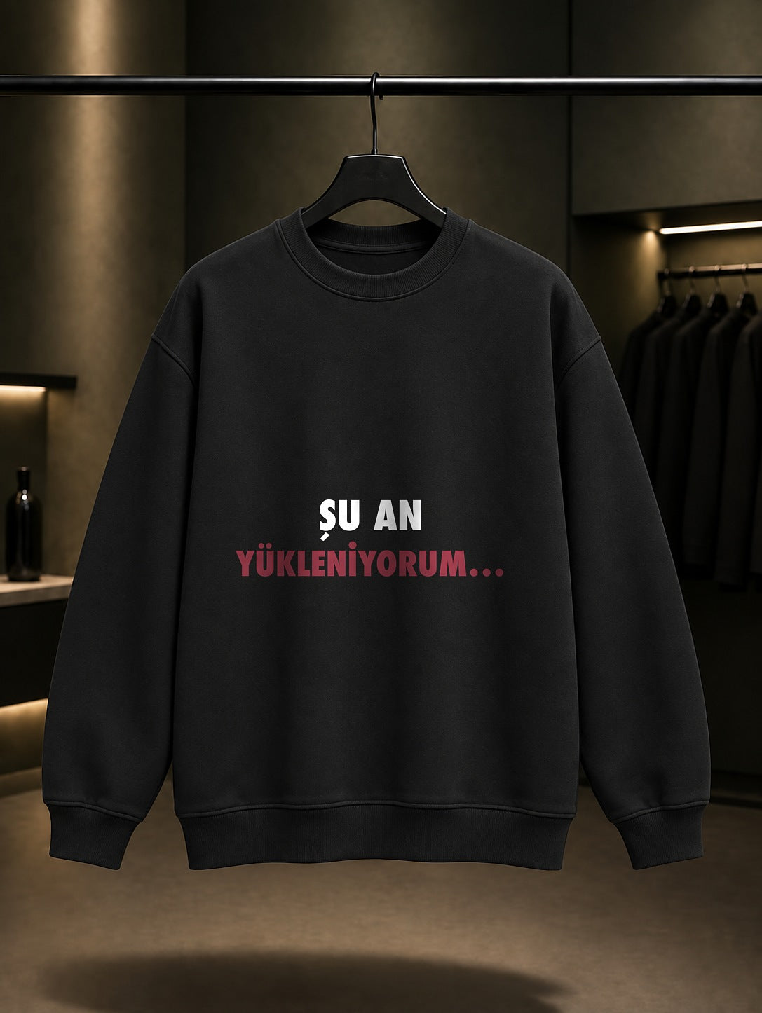 Şu An Yükleniyorum… Yazılı Baskılı Unisex %100 Pamuk Sweatshirt — Siyah