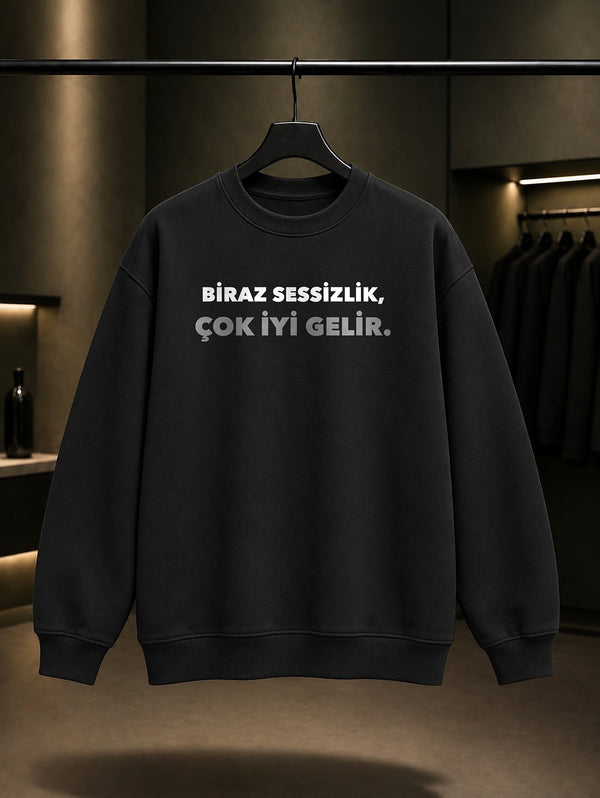 Biraz Sessizlik, Çok İyi Gelir Yazılı Baskılı Unisex %100 Pamuk Sweatshirt — Siyah