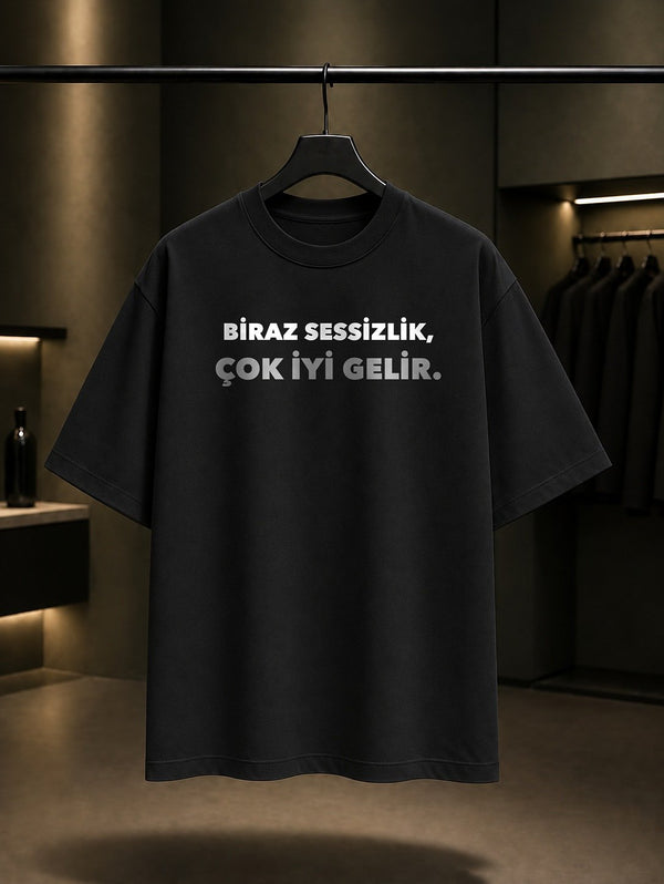 Biraz Sessizlik, Çok İyi Gelir Yazılı Baskılı Unisex %100 Pamuk T-shirt — Siyah
