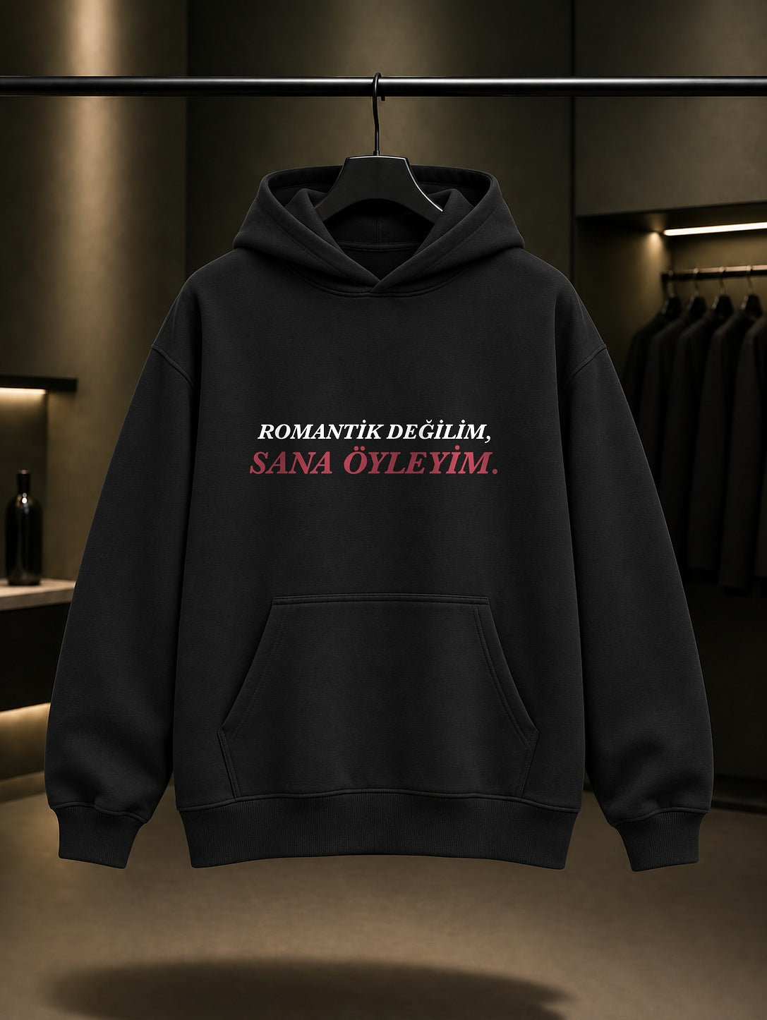 Romantik Değilim Sana Öyleyim Baskılı Unisex %100 Pamuk Kapüşonlu Sweatshirt — Siyah