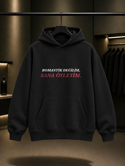 Romantik Değilim Sana Öyleyim Baskılı Unisex %100 Pamuk Kapüşonlu Sweatshirt — Siyah
