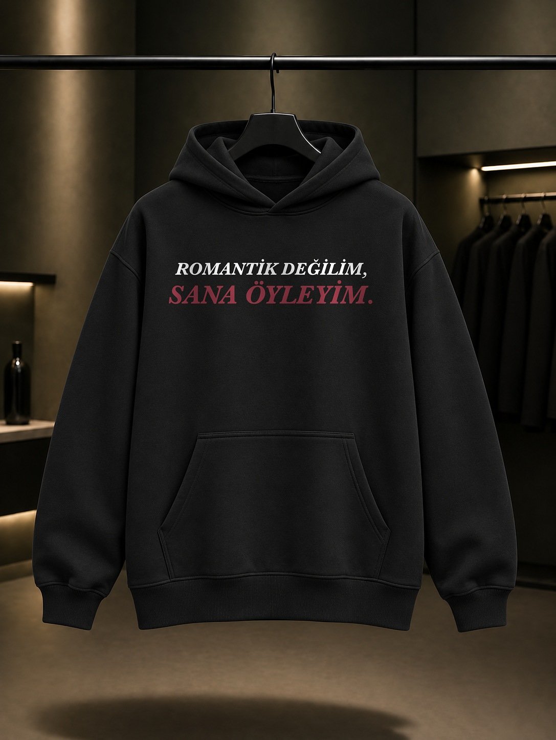 Romantik Değilim Sana Öyleyim Baskılı Unisex %100 Pamuk Kapüşonlu Sweatshirt — Siyah