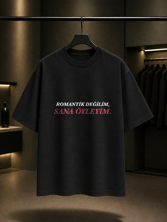 Romantik Değilim Sana Öyleyim Baskılı Unisex %100 Pamuk T-shirt — Siyah
