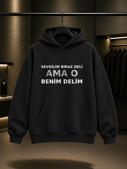 Sevgilim Biraz Deli Ama O Benim Delim Baskılı Unisex %100 Pamuk Kapüşonlu Sweatshirt — Siyah
