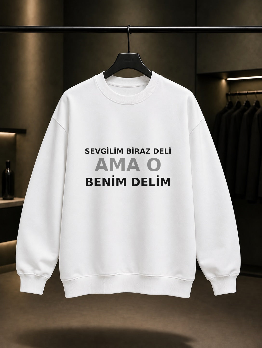 Sevgilim Biraz Deli Ama O Benim Delim Baskılı Unisex %100 Pamuk Sweatshirt — Beyaz
