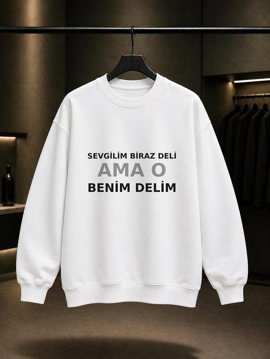 Sevgilim Biraz Deli Ama O Benim Delim Baskılı Unisex %100 Pamuk Sweatshirt — Beyaz