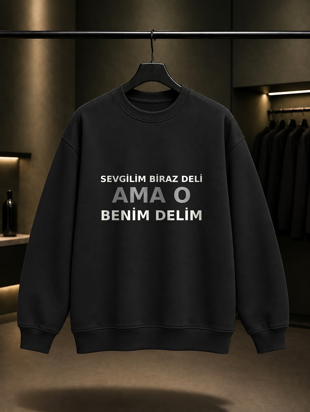 Sevgilim Biraz Deli Ama O Benim Delim Baskılı Unisex %100 Pamuk Sweatshirt — Siyah