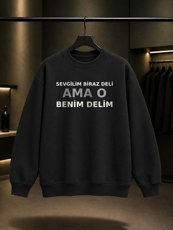 Sevgilim Biraz Deli Ama O Benim Delim Baskılı Unisex %100 Pamuk Sweatshirt — Siyah