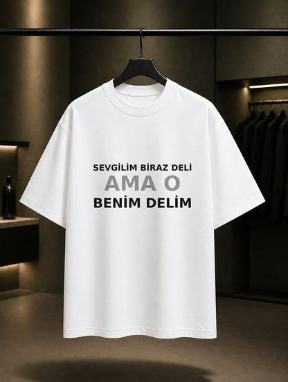 Sevgilim Biraz Deli Ama O Benim Delim Baskılı Unisex %100 Pamuk T-shirt — Beyaz