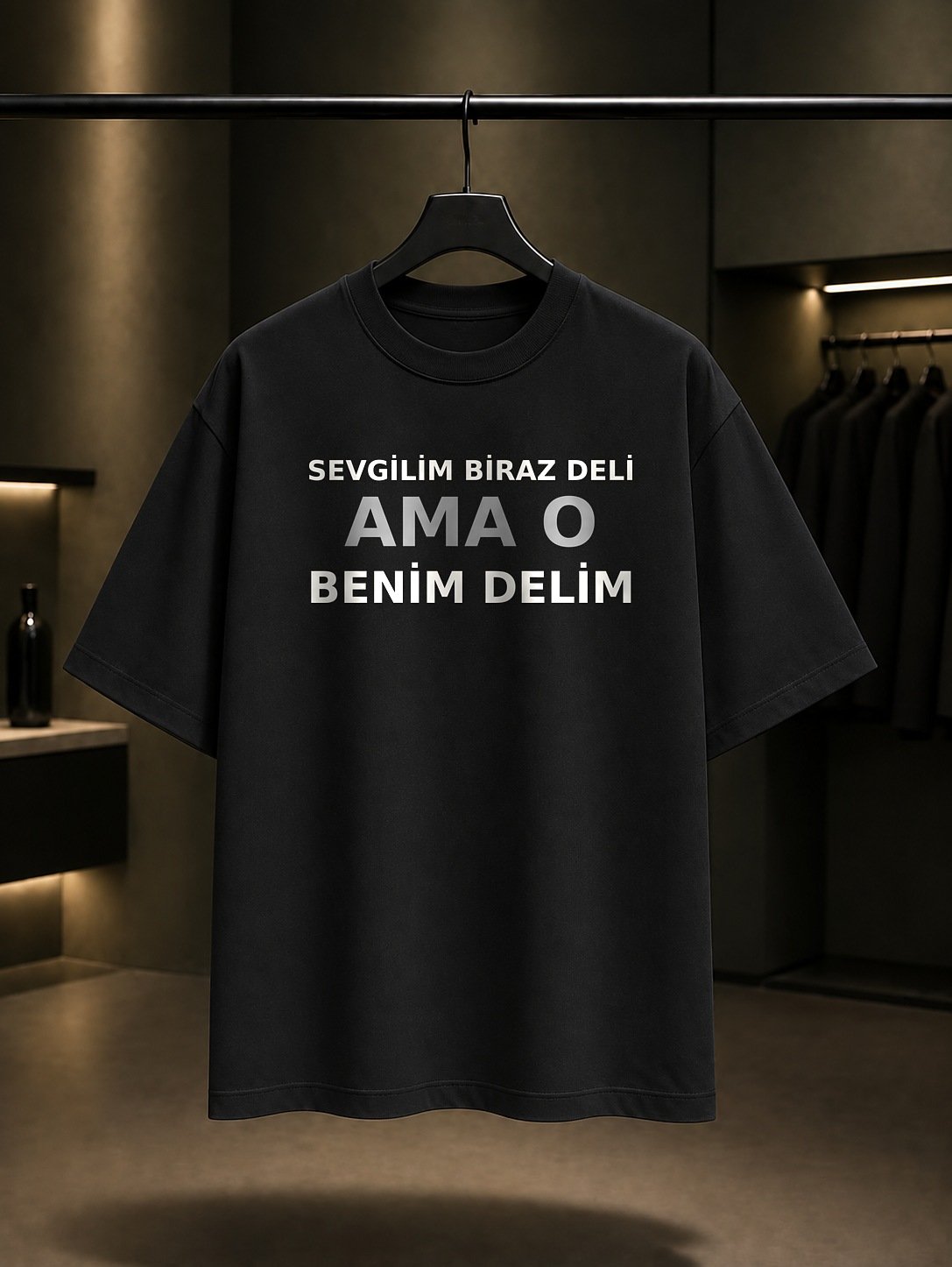 Sevgilim Biraz Deli Ama O Benim Delim Baskılı Unisex %100 Pamuk T-shirt — Siyah