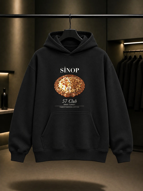 Sinop Mantısı 57 Club baskılı siyah kapüşonlu sweatshirt