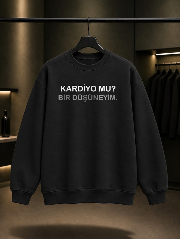 Kardiyo mu? Bir Düşüneyim Yazılı Baskılı Unisex %100 Pamuk Sweatshirt — Siyah