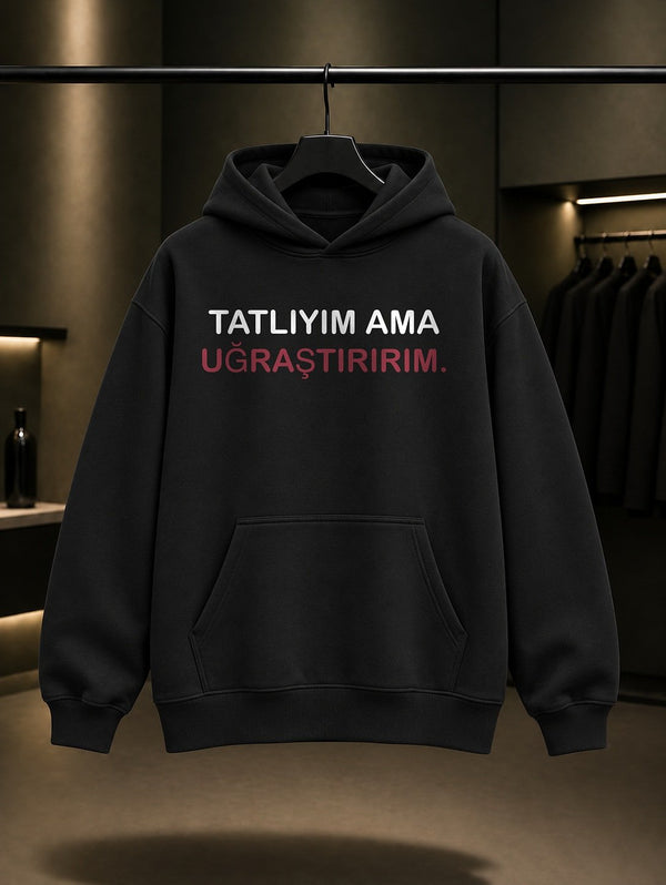 Tatlıyım Ama Uğraştırırım Baskılı Unisex %100 Pamuk Kapüşonlu Sweatshirt — Siyah