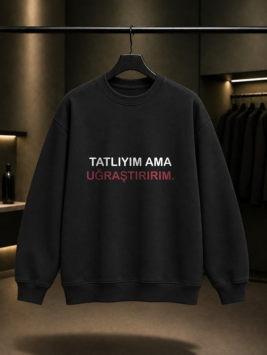 Tatlıyım Ama Uğraştırırım Baskılı Unisex %100 Pamuk Sweatshirt — Siyah