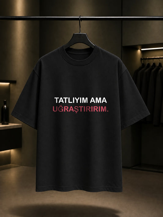 Tatlıyım Ama Uğraştırırım Baskılı Unisex %100 Pamuk T-shirt — Siyah