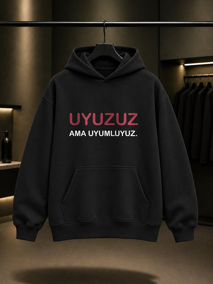 Uyuzuz Ama Uyumluyuz Baskılı Unisex %100 Pamuk Kapüşonlu Sweatshirt — Siyah