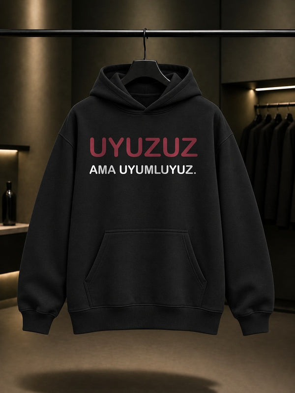 Uyuzuz Ama Uyumluyuz Baskılı Unisex %100 Pamuk Kapüşonlu Sweatshirt — Siyah