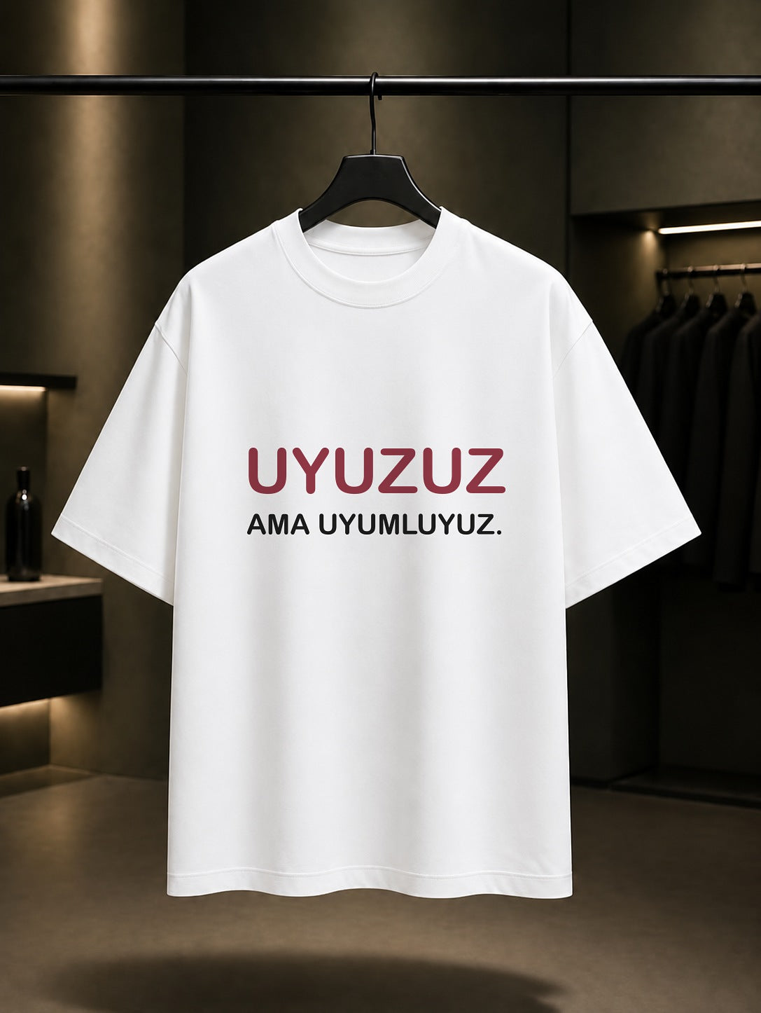 Uyuzuz Ama Uyumluyuz Baskılı Unisex %100 Pamuk T-shirt — Beyaz