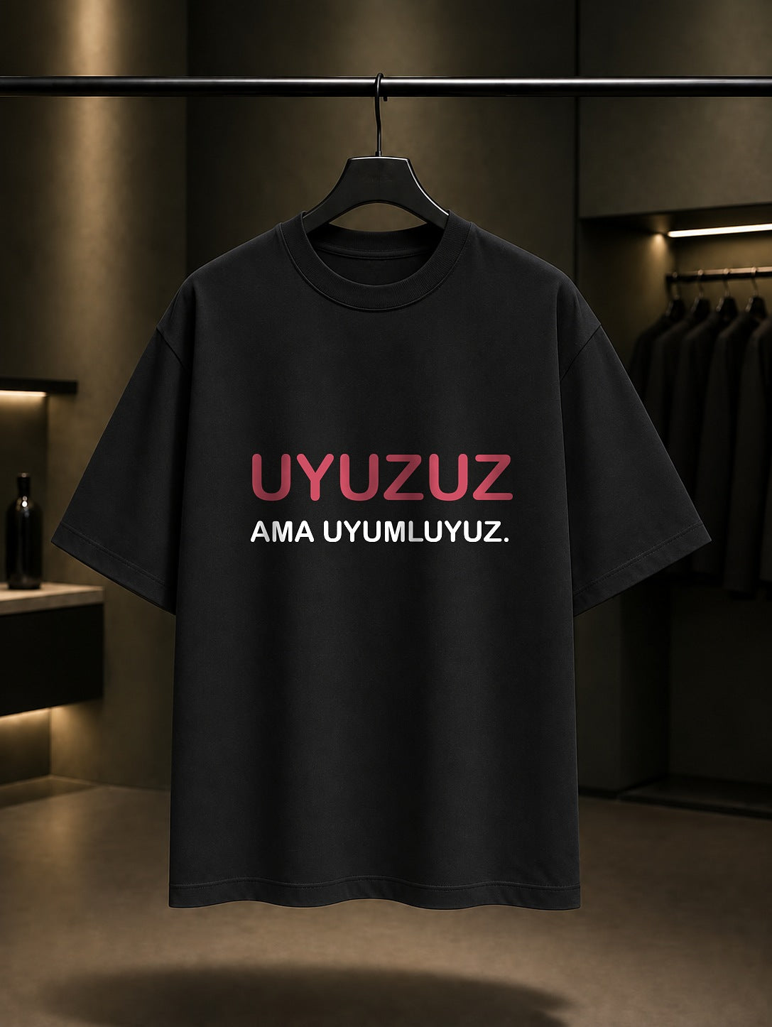 Uyuzuz Ama Uyumluyuz Baskılı Unisex %100 Pamuk T-shirt — Siyah