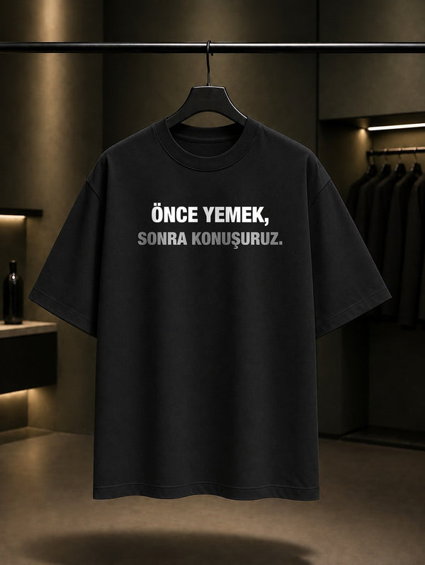Önce Yemek, Sonra Konuşuruz Yazılı Baskılı Unisex %100 Pamuk T-shirt — Siyah