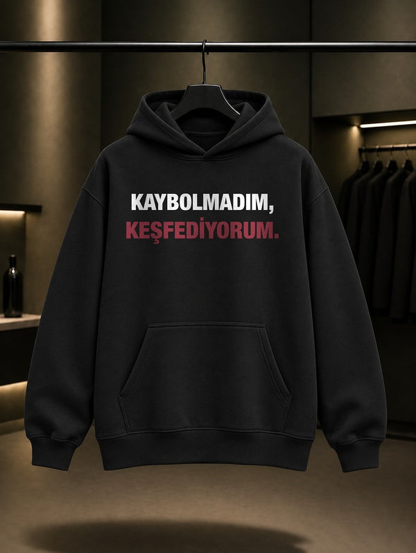Kaybolmadım, Keşfediyorum Yazılı Baskılı Unisex %100 Pamuk Kapüşonlu Sweatshirt — Siyah