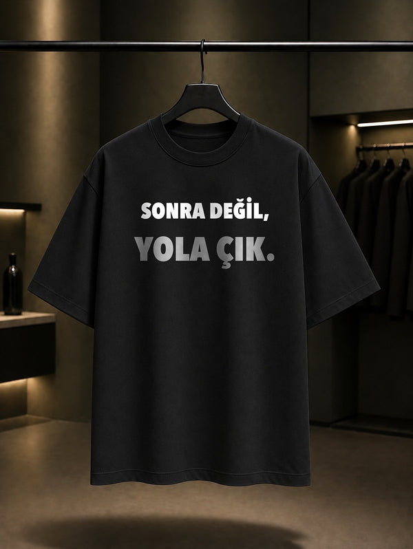 Sonra Değil, Yola Çık Yazılı Baskılı Unisex %100 Pamuk T-shirt — Siyah