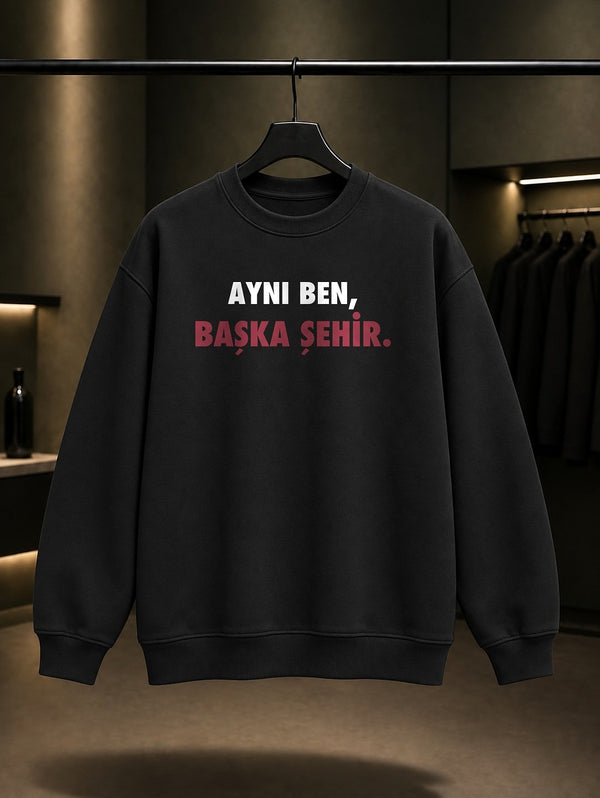 Aynı Ben, Başka Şehir Yazılı Baskılı Unisex %100 Pamuk Sweatshirt — Siyah